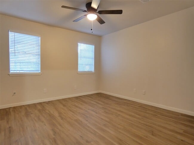 Building Photo - 610 Golfview Dr