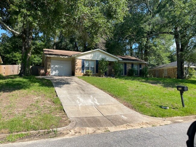 Building Photo - Close to South Alabama 3/2 Single Car Garage