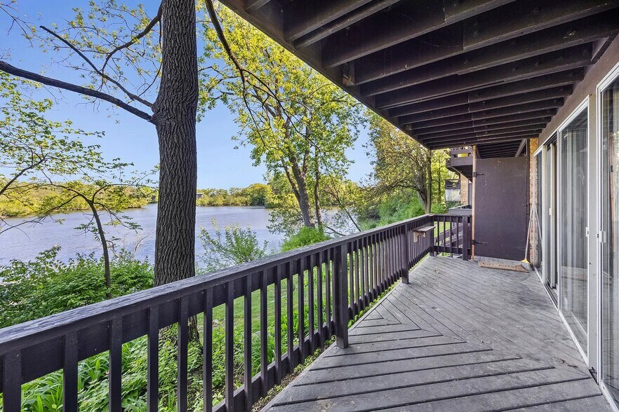 Building Photo - 5544 E Lake Dr