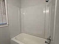 Building Photo - Fresh, Bright & Move-In Ready on Willow Lane!