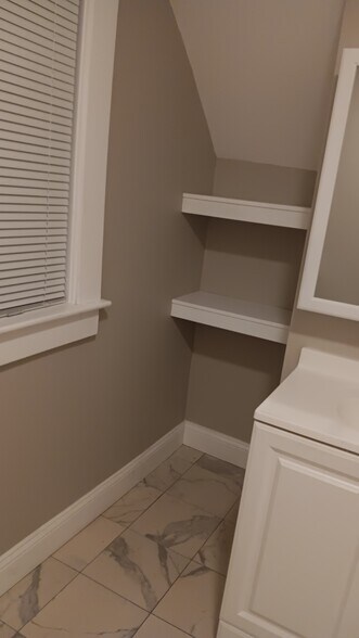 Building Photo - 633 Haverhill St