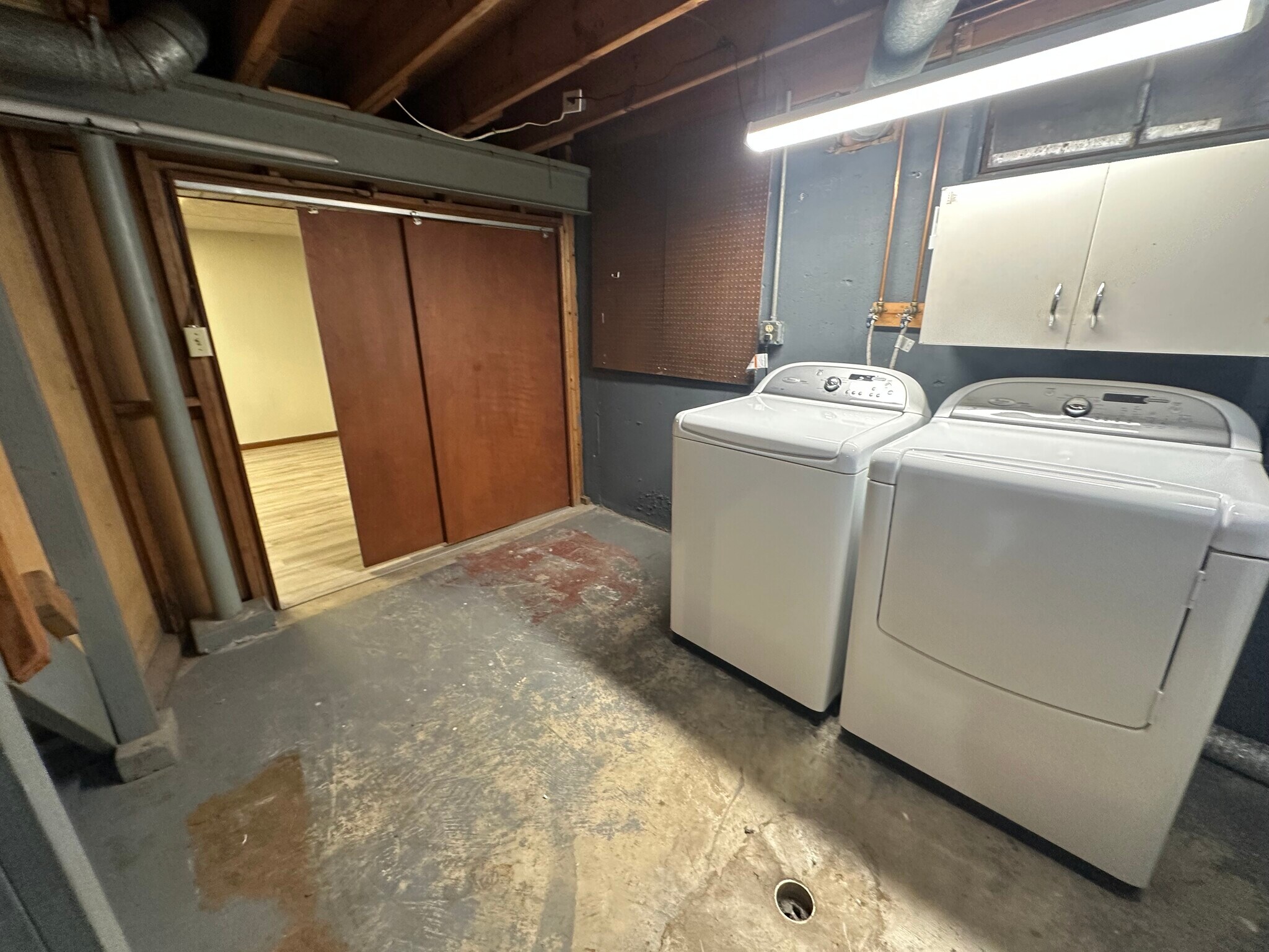 Washer/dryer - 884 Kingston Dr
