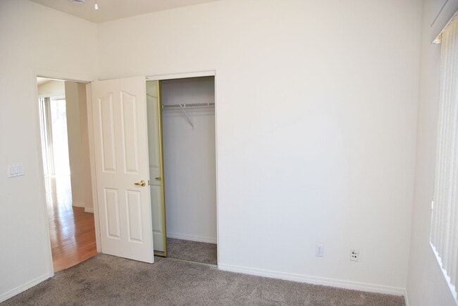 Building Photo - 1 STORY HOME IN GATED SE COMMUNITY