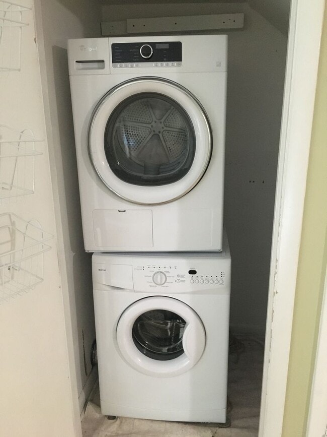 Building Photo - Sleek, Stylish 2br 2ba upper level condo in Chancellor Square, walking distance to Campus, downtown!