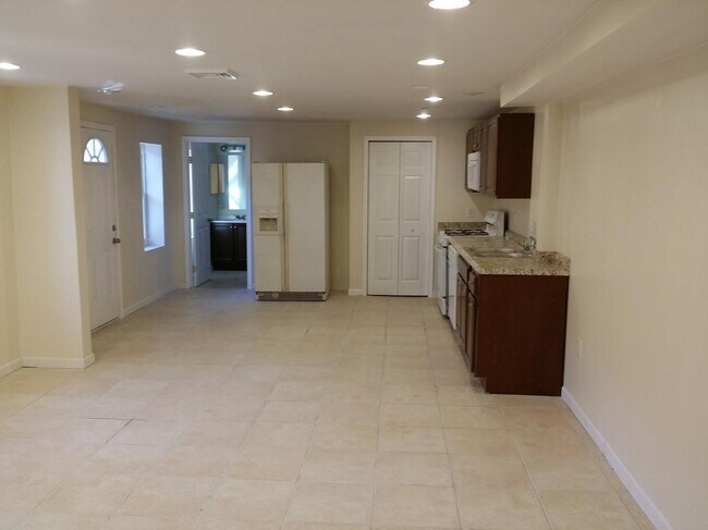 Building Photo - 244 N Water St