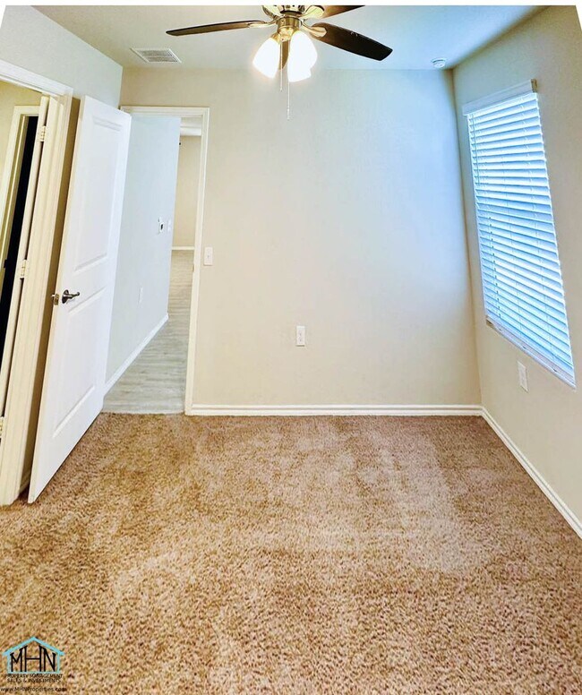 Building Photo - Bright & Move-In Ready 3 Bed / 2 Bath Home...