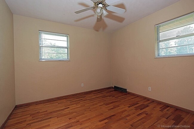 Building Photo - House Close To Campus- Available in July 2026