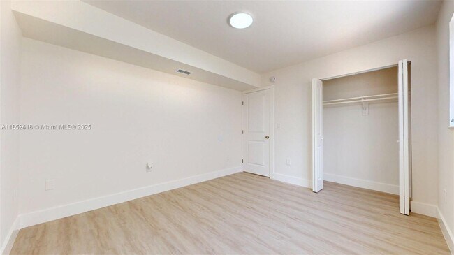 Building Photo - 1674 W 42nd St