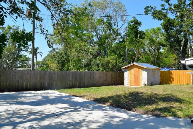 Building Photo - 403 Pinewood Ave