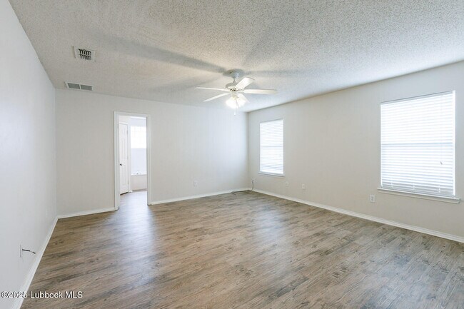 Building Photo - 536 N Kirby Ave