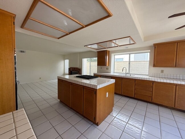 Building Photo - Spacious Home in Tustin with Main Floor Be...