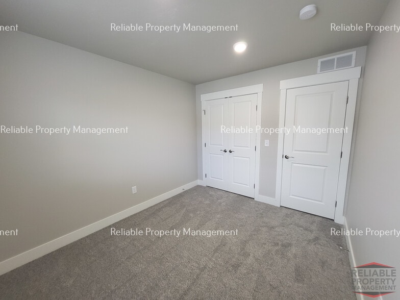 Building Photo - 2015 Lawrence Ln
