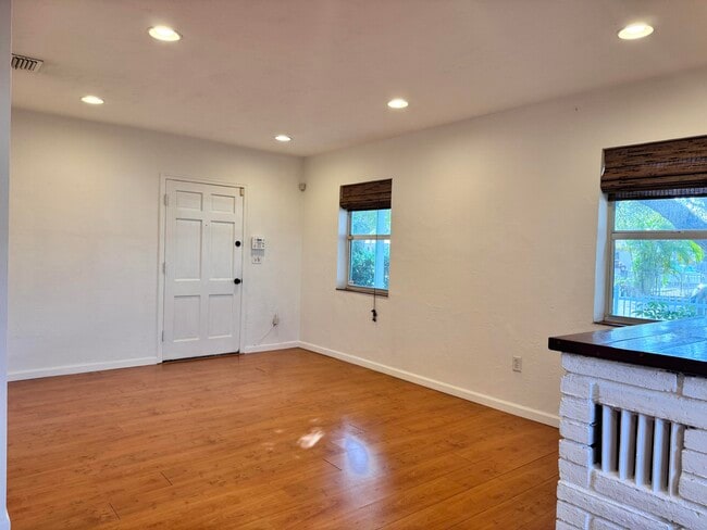 Building Photo - 3012 Glenwood Rd