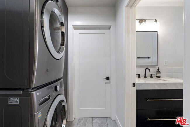 Building Photo - 3923 Fernwood Ave