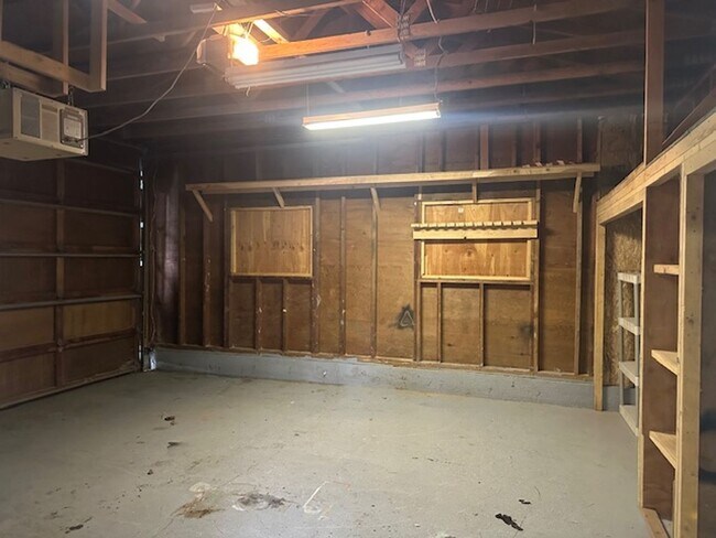 Building Photo - Lightly Updated 4 Bed Everett Home w/ Large Detached Garage/Workshop!