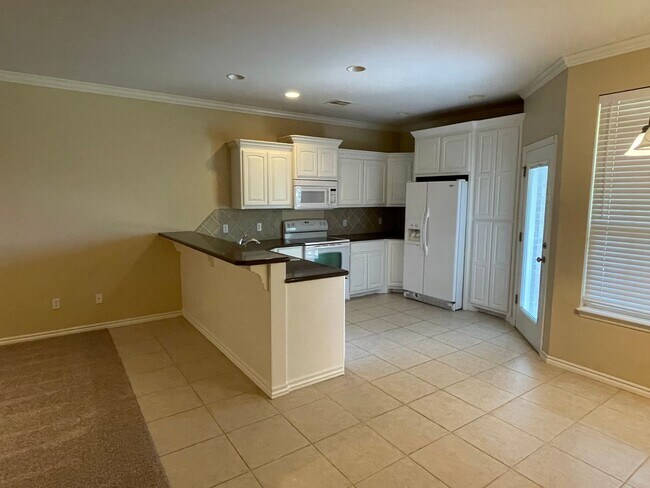 Building Photo - 3 Bed, 2 Bath in Surrey Hills of Yukon