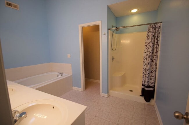 Building Photo - 120 Breezewood Dr