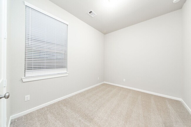 Building Photo - 8706 Fox Trail Dr