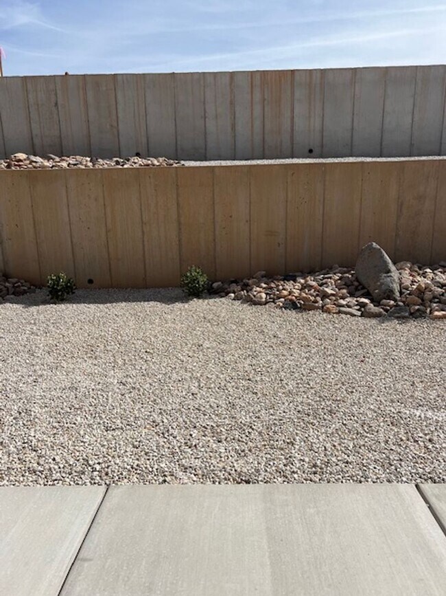 Building Photo - SPACIOUS HOME FOR RENT!