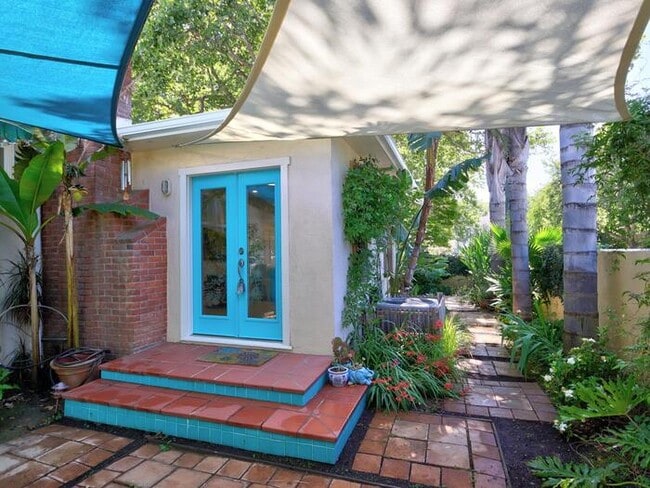 Building Photo - Charming Land Park Home. Modern Comfort Me...