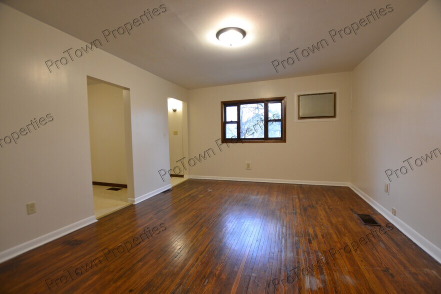 Building Photo - 121 Comstock St
