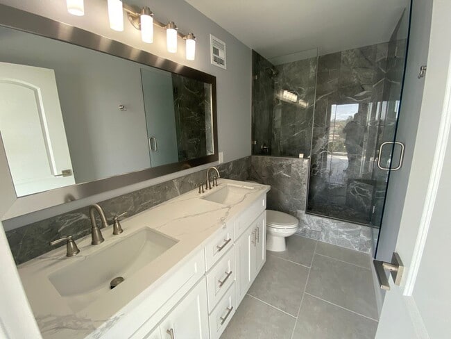 Building Photo - Pacific Beach - 3 blocks to Beach!  2bd/2ba Spacious 6th floor condo remodeled in 2022! Spectacul...