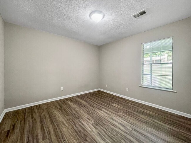 Building Photo - 2135 Valley Oaks Dr SE