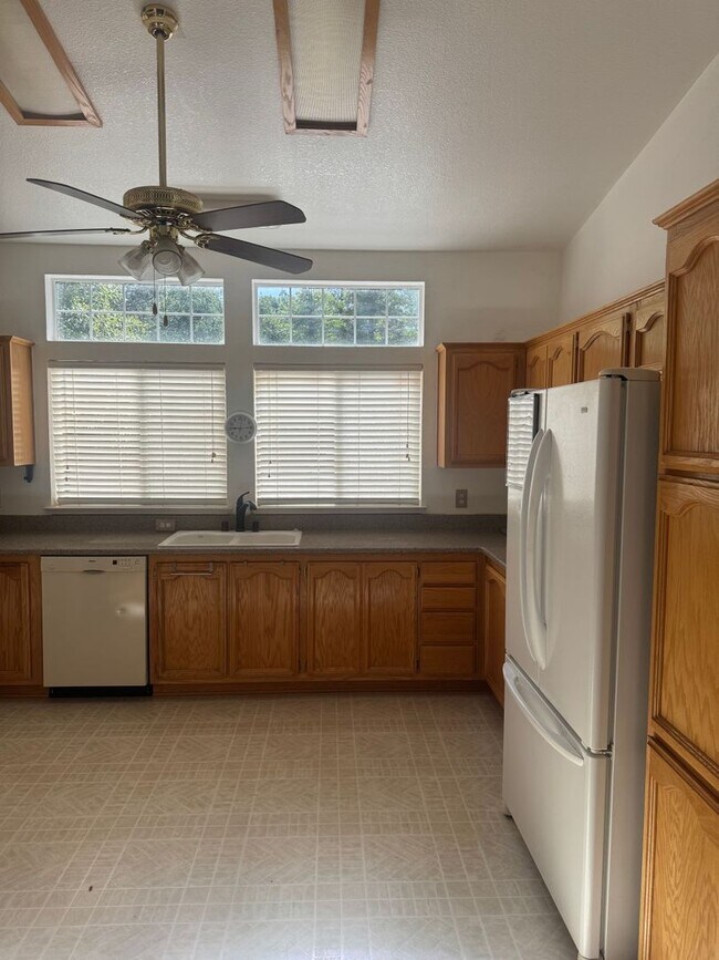 Building Photo - 3 BEDROOM COUNTRY HOME IN SHINGLETOWN