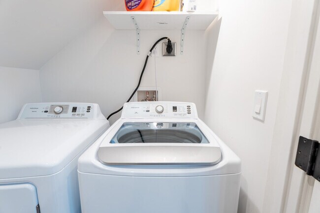 Building Photo - 661 Hampshire Ave