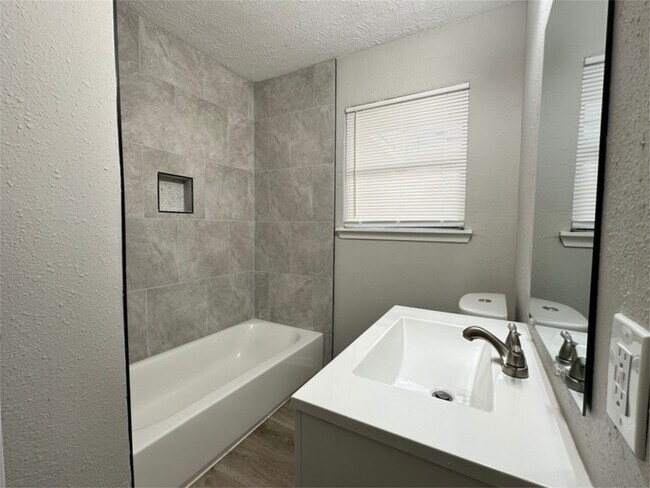 Building Photo - 5822 Glenhurst Dr