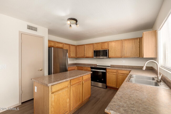 Building Photo - 10479 W Emerald Ln