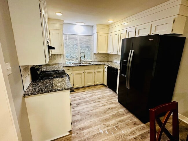 Building Photo - An Amazing West Little Rock Home, Close To...