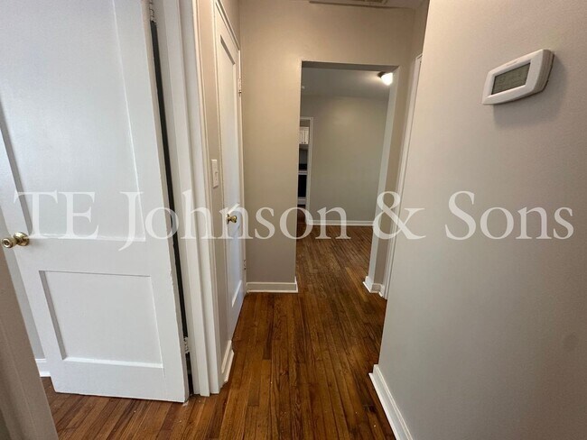 Building Photo - Spacious 2 Bedroom Condo