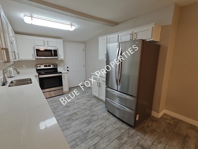 Building Photo - 619 S Highland Ave