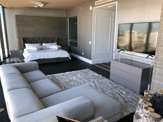 Building Photo - 18555 Collins Ave