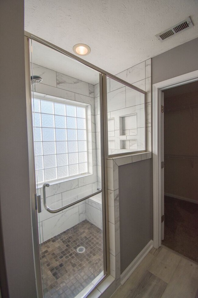 Building Photo - 5 Bedroom 3 Bathroom- Small Pets Okay