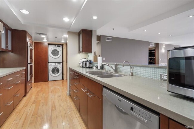 Building Photo - 10660 Wilshire Blvd