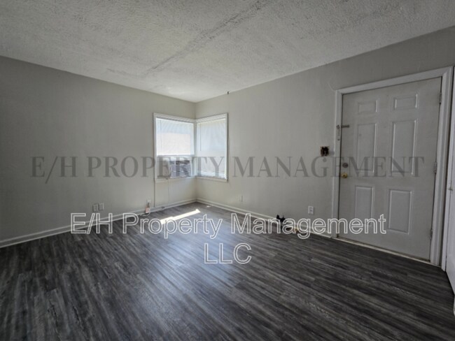 Building Photo - 1419 S Martinson St