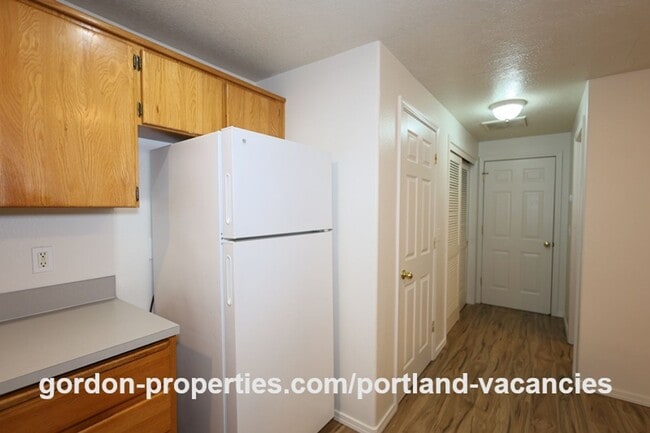 Building Photo - SE 73rd Ave - 3 bedroom townhouse in Mt Scott-Arleta neighborhood