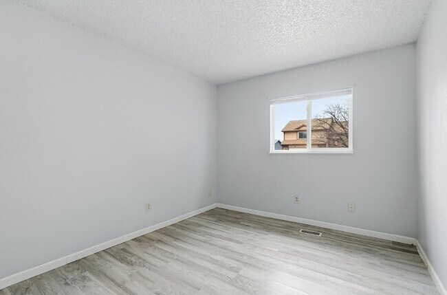 Building Photo - $1,840.95 - 3 Bed, 2 Bath Home with fenced yard and $300 move in special.