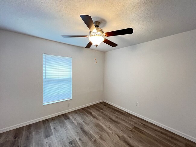 Building Photo - AVAILABLE NOW! Gorgeous 3 Bedroom, 2 Bathr...