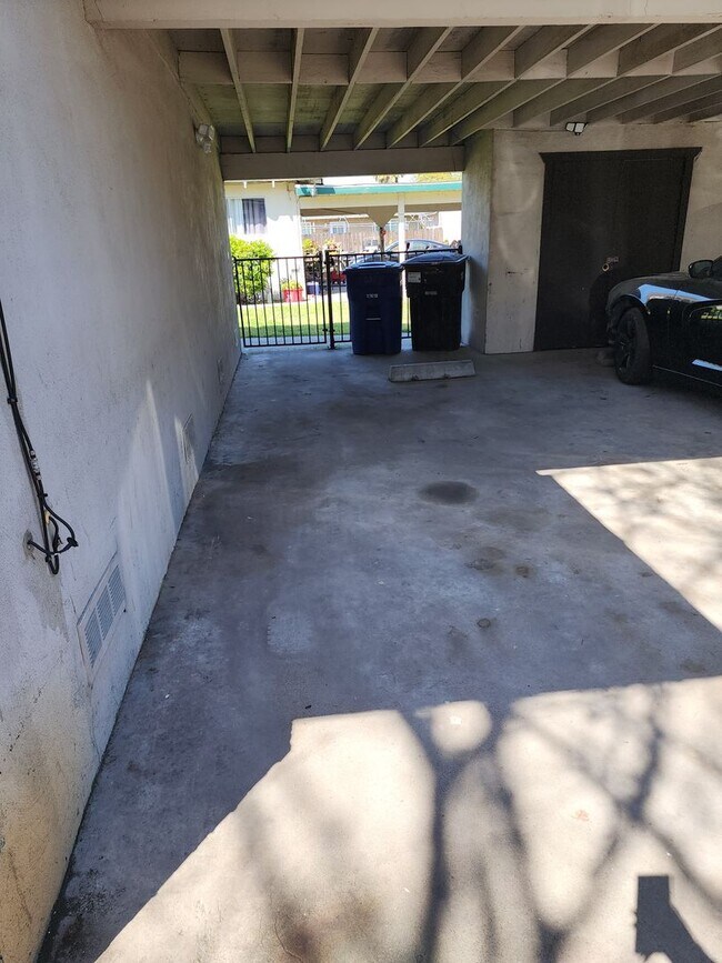 Building Photo - Recently Updated -  2 Bedroom 1 Bathroom O...