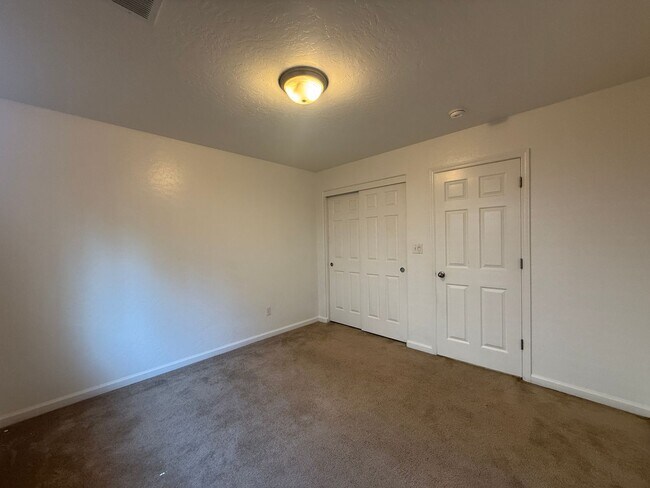 Building Photo - 3-bedrooms and two bathrooms home located in Visalia, CA