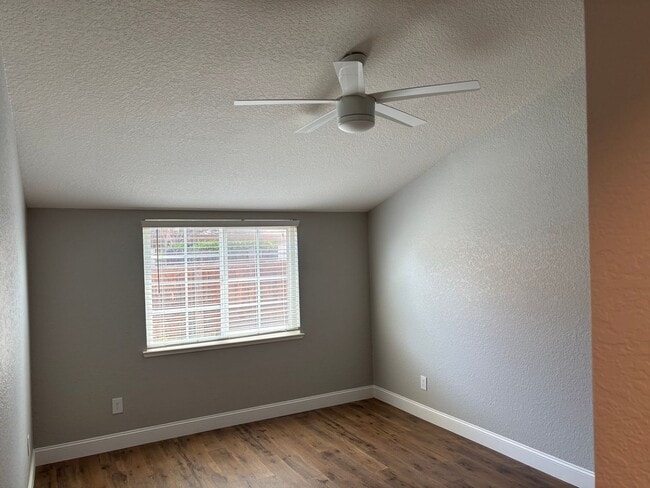 Building Photo - Brentwood Townhouse in Gated Community!