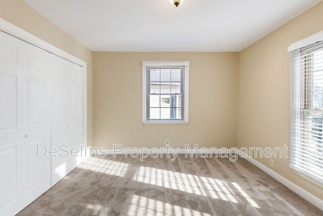 Building Photo - 922 Wedgewood Ave