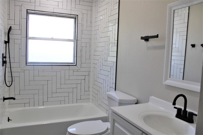 Building Photo - 208 S Lucille St