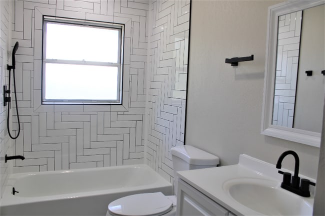 Building Photo - 208 S Lucille St