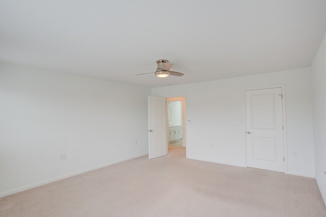 Building Photo - 3 Bed, 2.5 Bath Condo in Hickory School Di...