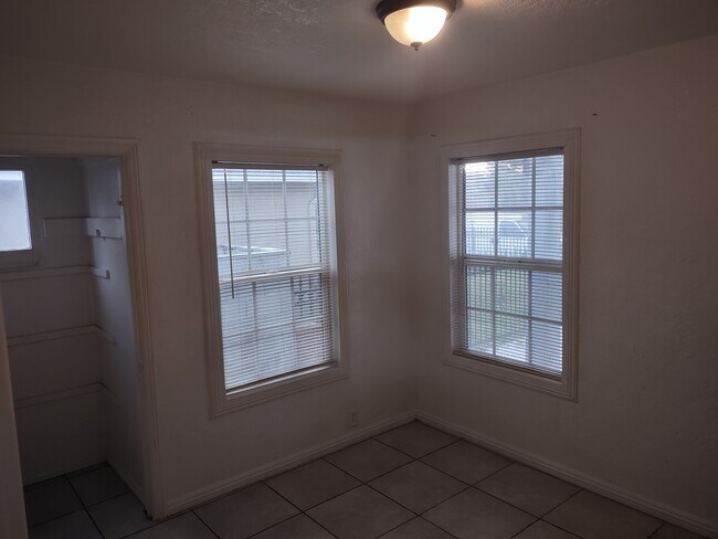 Building Photo - 2925 Wall Ave