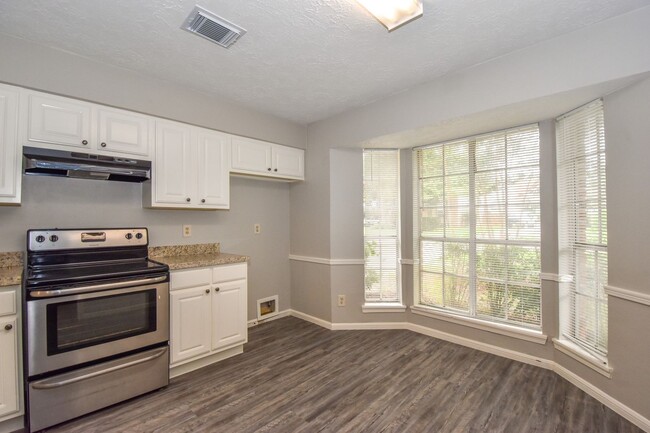 Building Photo - LARGE RECENTLY REMODELED 4 BEDROOM 2.5 BAT...